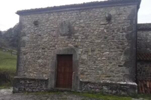 Antigua Capilla De Los Barcenas De La Casa De Berodia en Carreña.