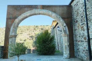 Antiguo arco de la iglesia de Santiba&ntilde;ez de Montes