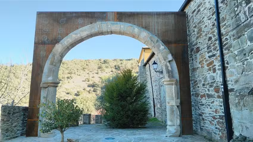 Antiguo arco de la iglesia de Santiba&ntilde;ez de Montes