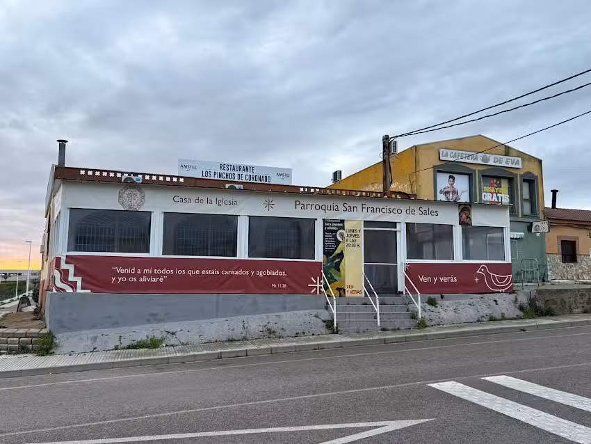 Casa de la iglesia de la parroquia San Francisco de Sales. Salones Neocatecumenales