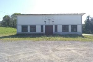 Centro parroquial y explanada de Fuexu