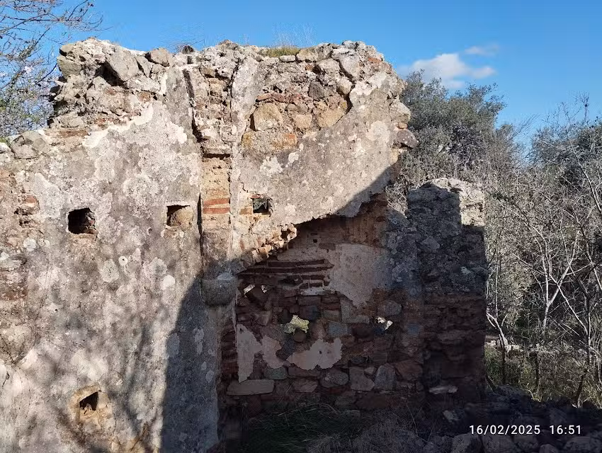 Ermita de san Juan de Nogales, en ruinas