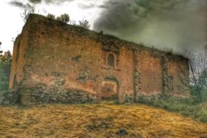 Ermita en ruinas