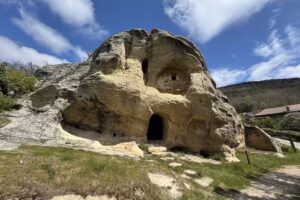 Ermita rupestre de San Acisclo y Santa Victoria