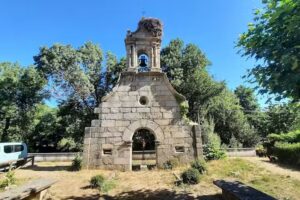 Espadaña de la iglesia de Ribadelago Viejo