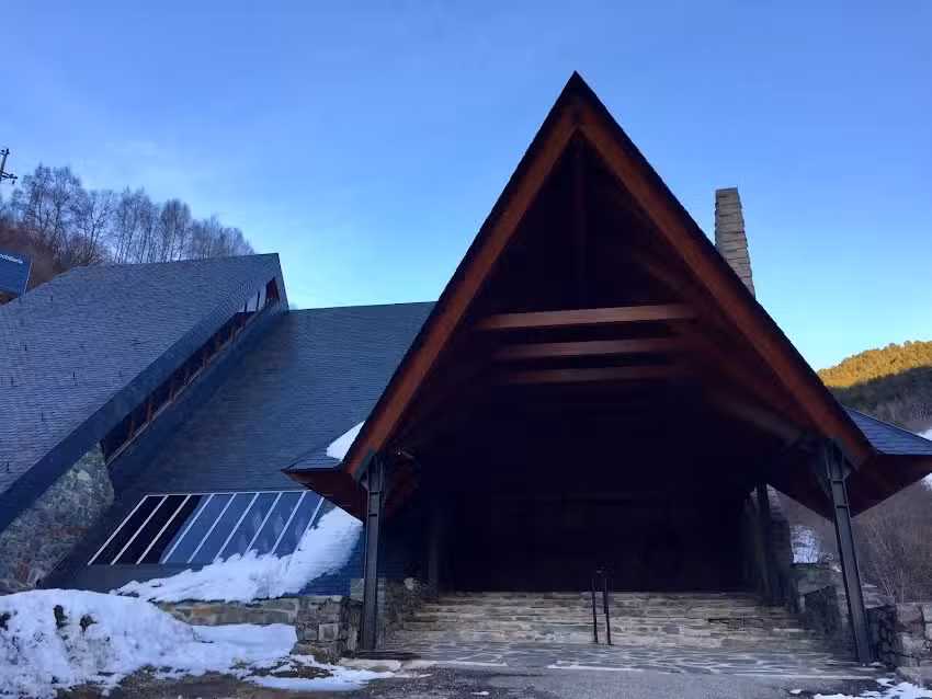 Gl&egrave;isa dera Mair de Diu dera Nh&egrave;u de Vaqu&egrave;ira