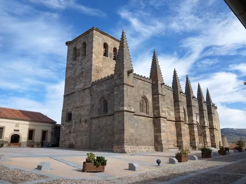 Iglesia Colegiata de San Mart&iacute;n de Tours