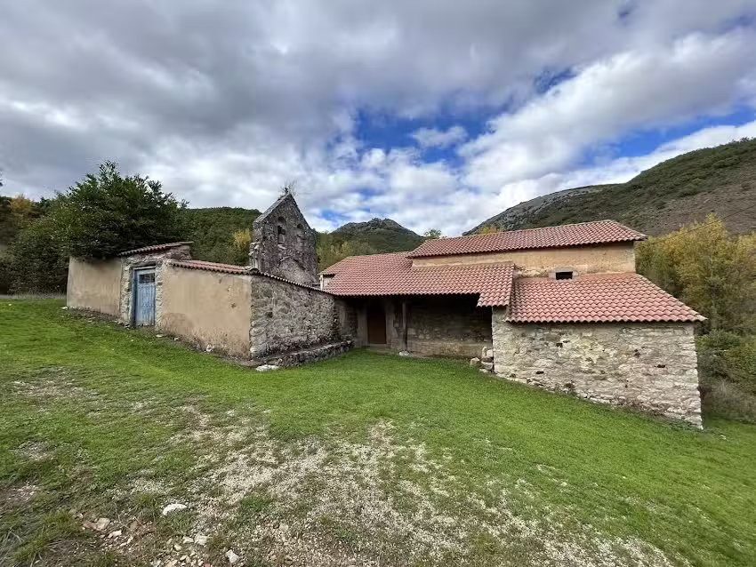 Iglesia de Cuevas de Vi&ntilde;ayo