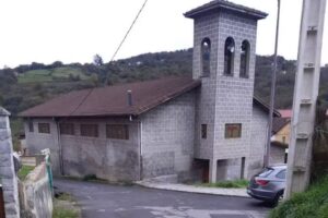 Iglesia de Nuestra Se&ntilde;ora del Amparo de Tuilla / Tiuya