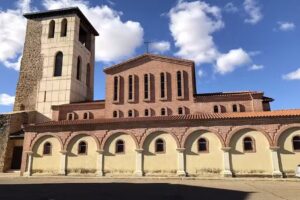 Iglesia de San Nicolás de Bari (siglo XII) (reconstruida)