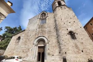 Iglesia de San Vicente de Besal&uacute;