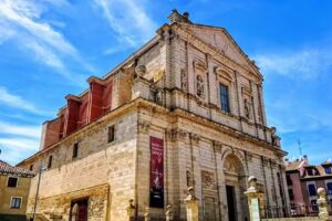 Iglesia de Santa Cruz (sede del Museo de la Semana Santa)
