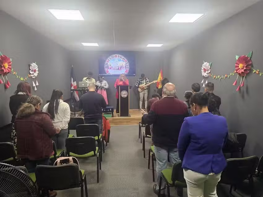 Iglesia evang&eacute;lica edificando sobre la Roca