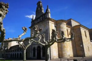 Iglesia San Juan Bautista de Larrea; Santuario de la Virgen del Carmen