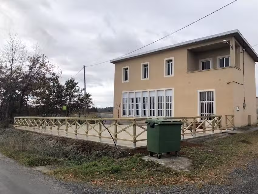 Local e campo parroquial de Dombod&aacute;n