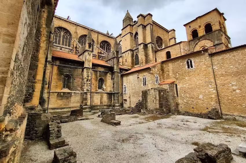 Origen CAMINO DE SANTIAGO (ruinas del Palacio de Alfonso II el Casto, primer peregrino)