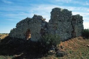 Restos de la Iglesia de San Pedro (despoblado de Mercadillo)