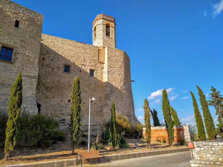 Sant Pere de Montfalc&oacute; Murallat