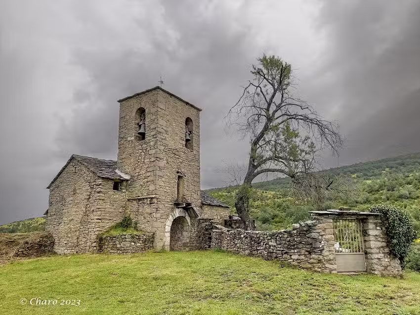 Torre de la iglesia y puerta del cementerio