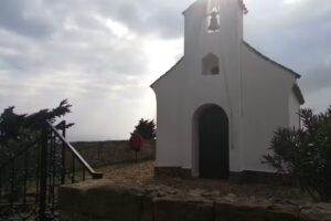 Церковь над пляжем тарифа.