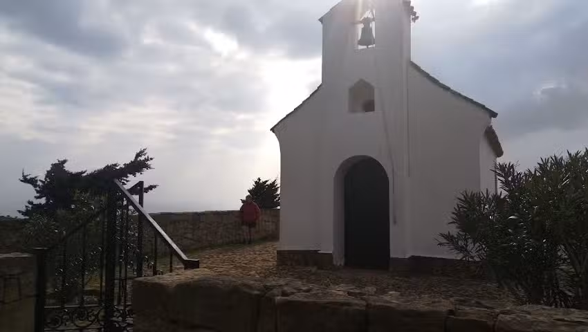 Церковь над пляжем тарифа.